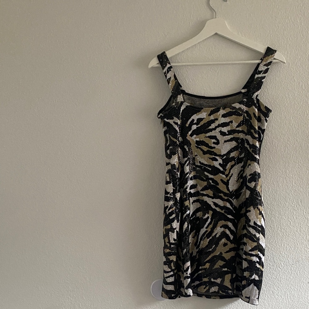 St John Evening Marie Gray Lion Sequin Dress Size 8 - Picture 6 of 6